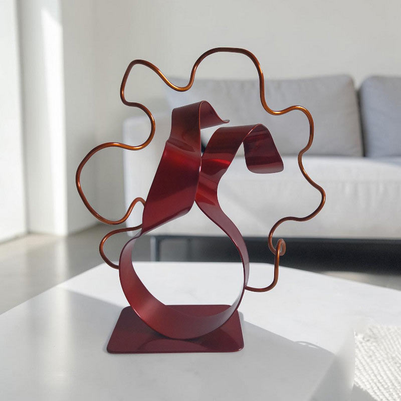 Sculpture ruban abstraite acier rouge avec fil orange ND-VIA-FIL-ROUGE-ORANGE en situation NaguraDesign