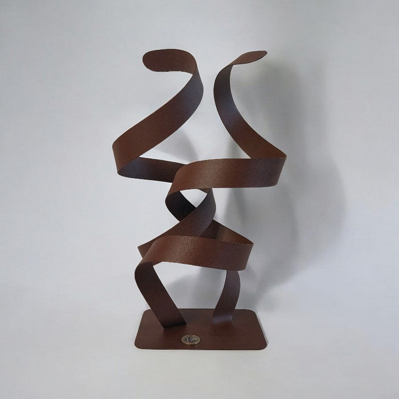 sculpture ruban acier peint rouille pièce unique contemporaine NaguraDesign avec pièce 1 euro servant d’échelle