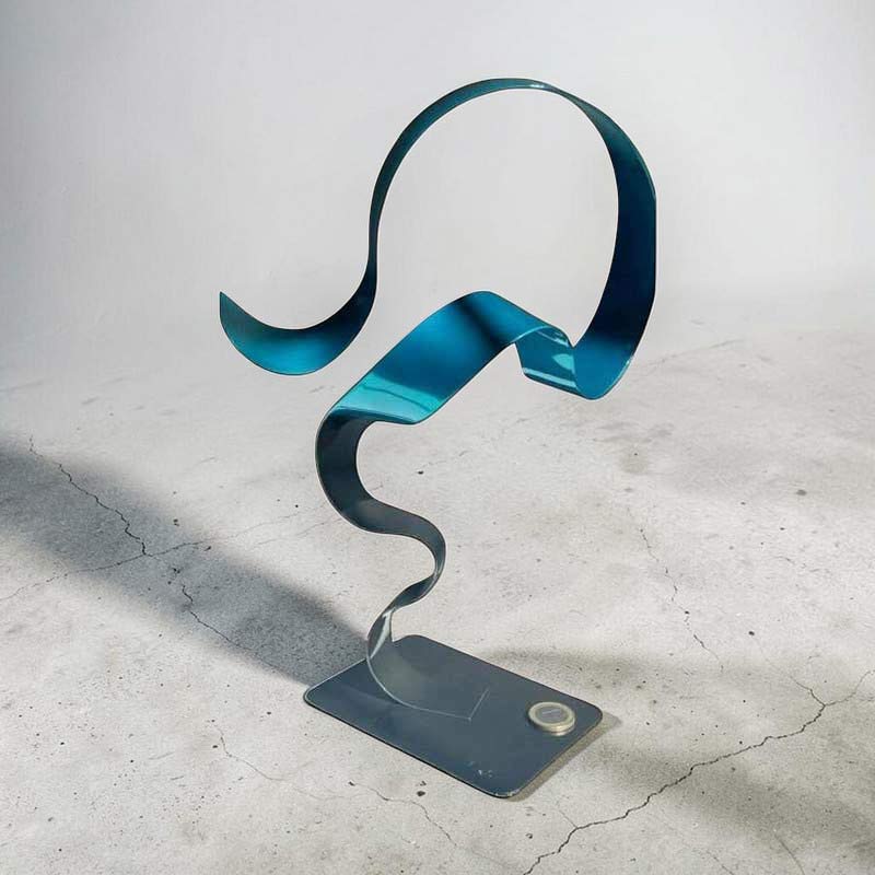 Sculpture ruban abstraite acier noir et turquoise 30 cm avec pièce euro comme échelle ND-VIA-30-NOIR-TURQUOISE NaguraDesign