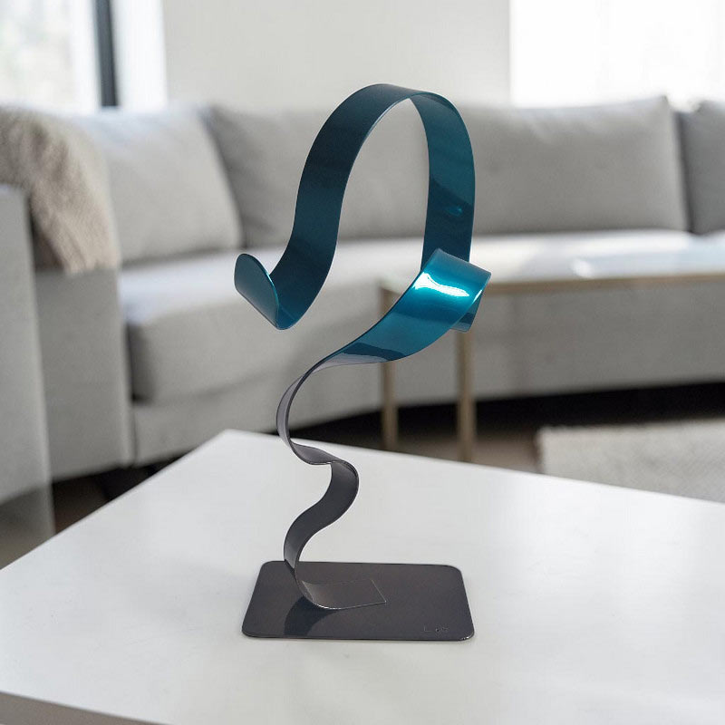 Sculpture ruban abstraite acier noir et turquoise 30 cmen situation ND-VIA-30-NOIR-TURQUOISE NaguraDesign