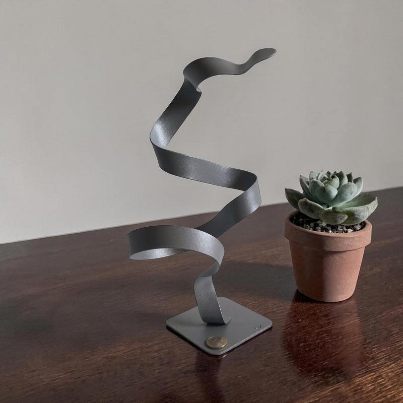 Sculpture ruban abstraite métal torsion gris 32 cm ND-VIA-25-CERM-32-CM-GRIS échelle