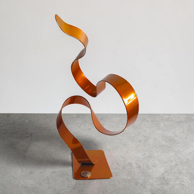 Sculpture ruban abstraite métal torsion orange 35 cm ND-VIA-30-CERM-34-CM-ORANGE échelle
