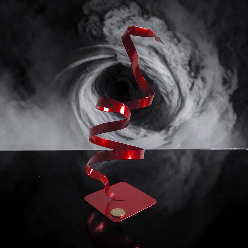 Sculpture ruban abstraite métal rouge torsadé 30 cm ND-VIA-15-CERB-30-CM-ROUGE échelle