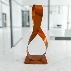 Sculpture abstraite ruban Mobius acier peint orange – pièce unique design moderne Naguradesign