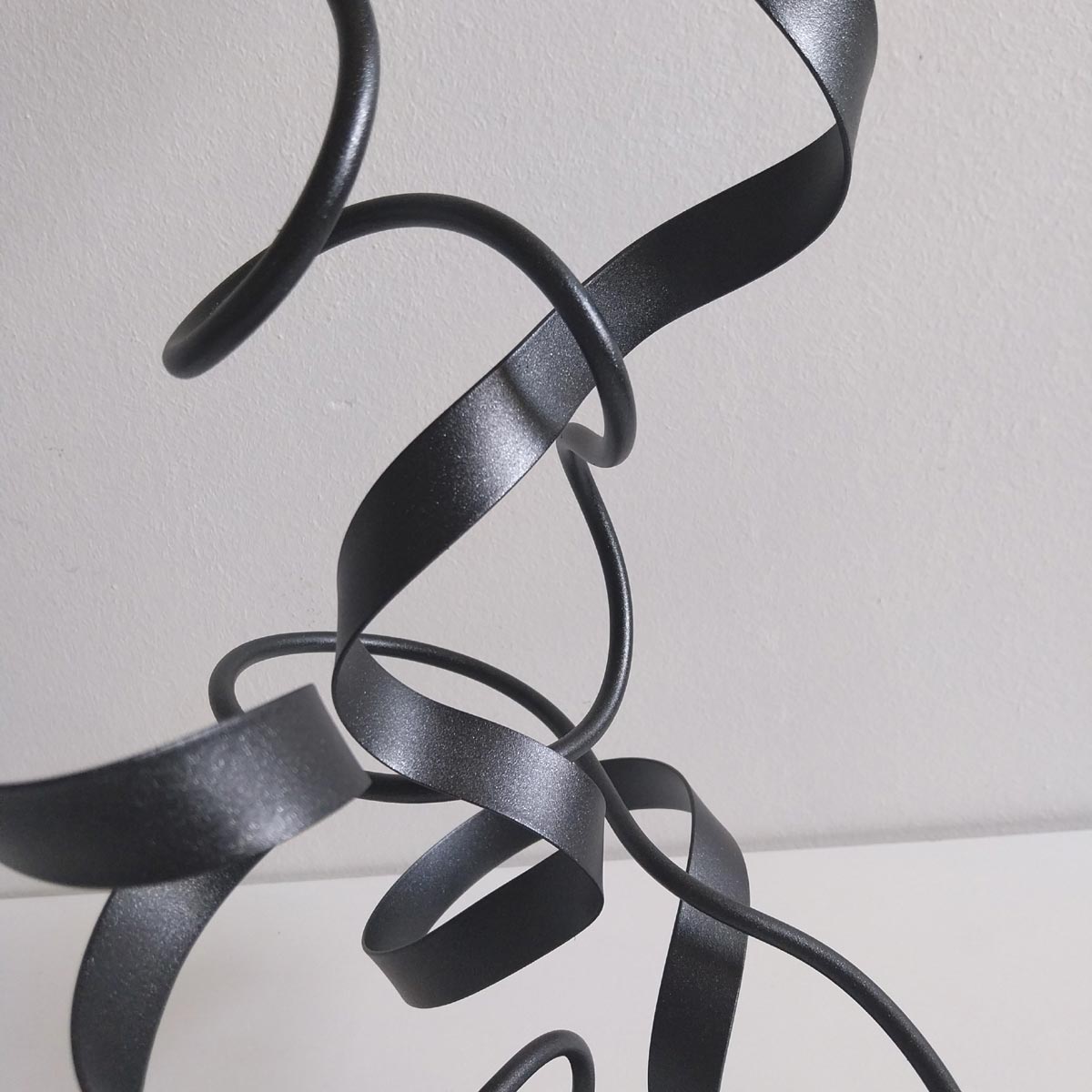 Sculpture abstraite Oslo noir pailleté 48 cm ND-VIA-20-OSLO-48CM-NOIRP détail