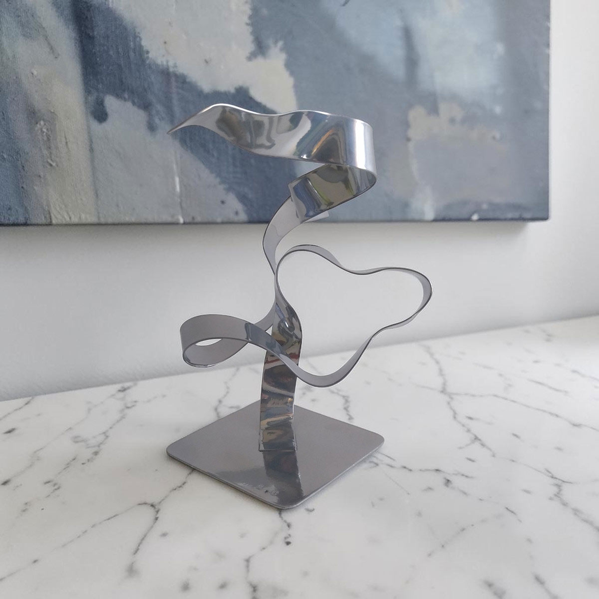 Sculpture ruban abstraite acier chrome 23 cm – ND-VIA25-RUB-23CM-CHROME – NaguraDesign angle