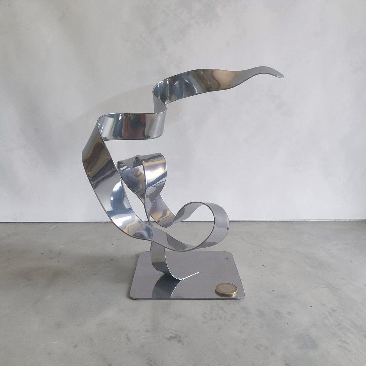 Sculpture ruban abstraite acier chrome 23 cm – ND-VIA25-RUB-23CM-CHROME – NaguraDesign échelle