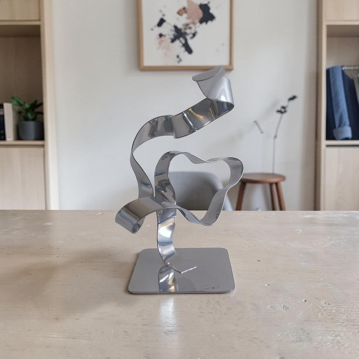 Sculpture ruban abstraite acier chrome 23 cm – ND-VIA25-RUB-23CM-CHROME – NaguraDesign situation