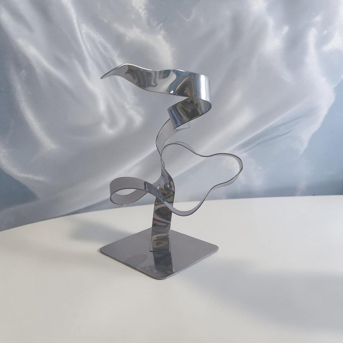 Sculpture ruban abstraite acier chrome 23 cm – ND-VIA25-RUB-23CM-CHROME – NaguraDesign