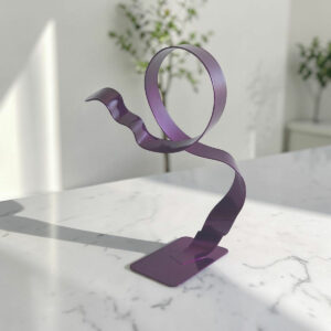Sculpture cercle haut abstraite en métal violet 30 cm – création artisanale contemporaine Naguradesign