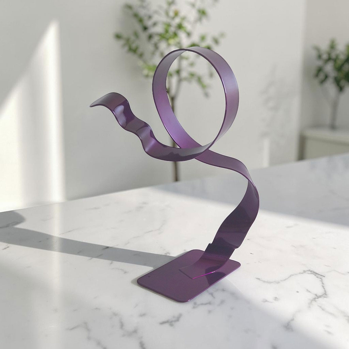 Sculpture cercle haut abstraite en métal violet 30 cm – création artisanale contemporaine Naguradesign