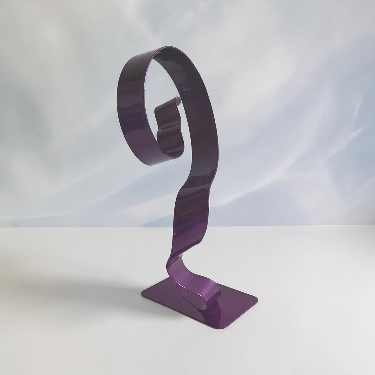 Sculpture cercle haut abstraite en métal violet 30 cm – création artisanale contemporaine angle
