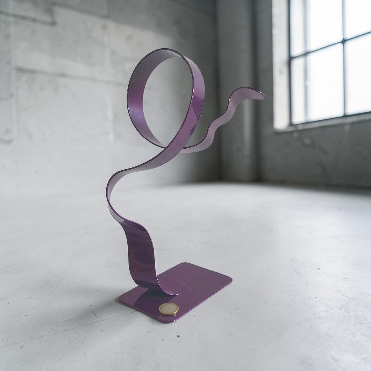 Sculpture cercle haut abstraite en métal violet 30 cm – création artisanale contemporaine échelle