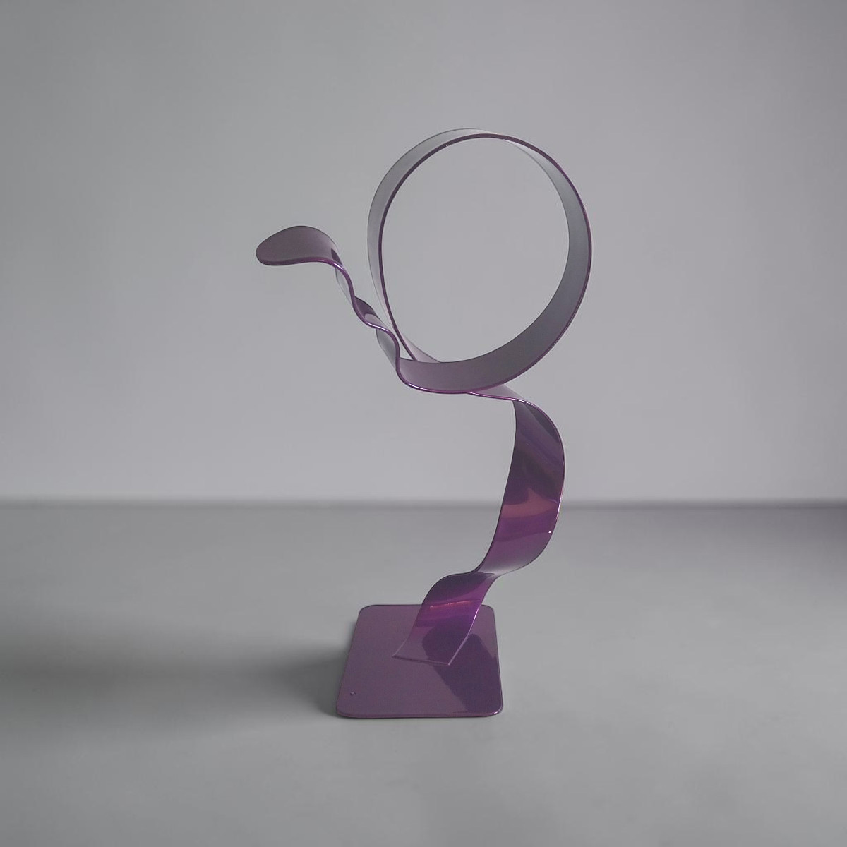 Sculpture cercle haut abstraite en métal violet 30 cm – création artisanale contemporaine profil