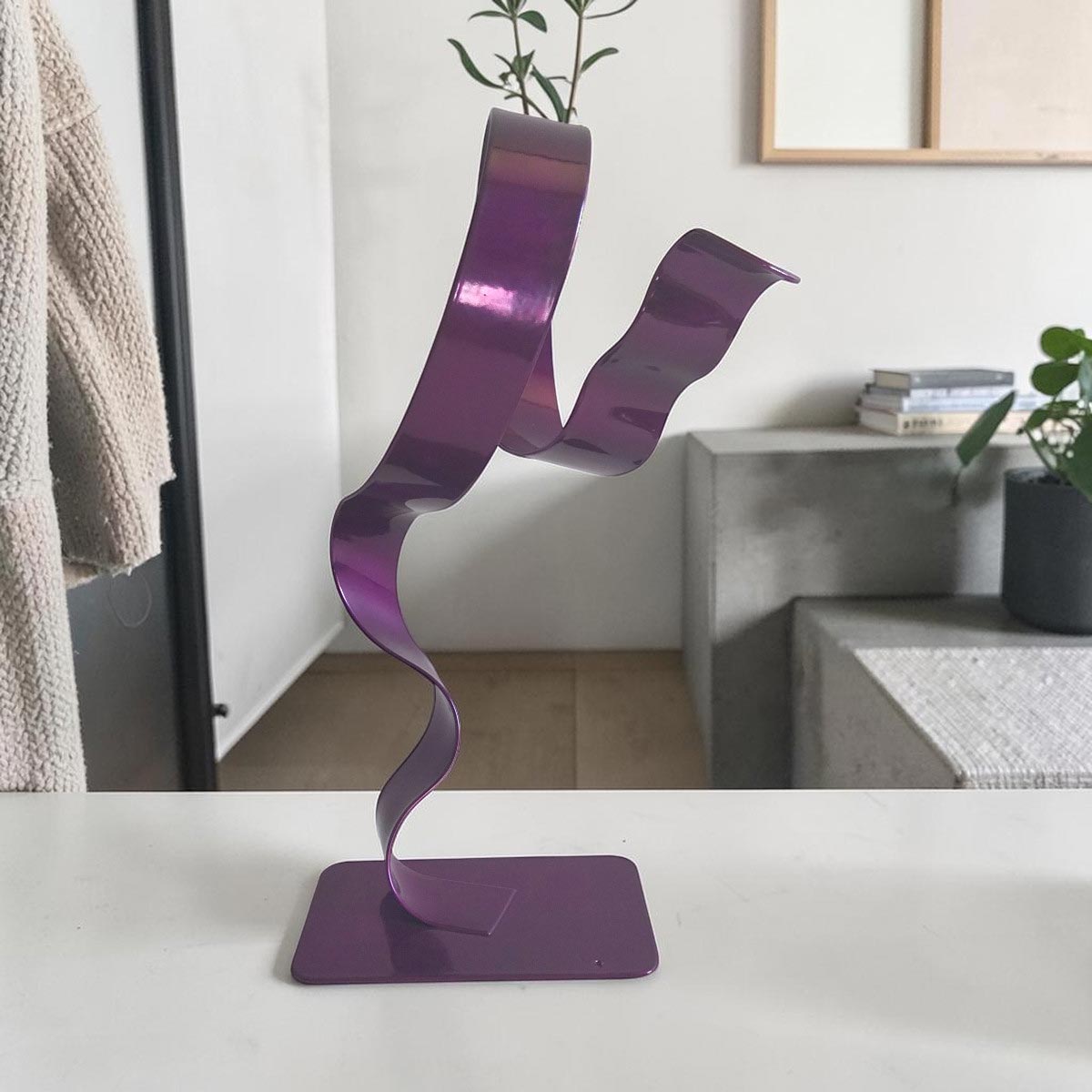 Sculpture cercle haut abstraite en métal violet 30 cm – création artisanale contemporaine situation