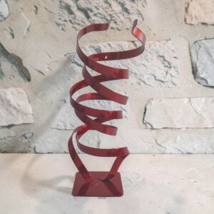 Sculpture double spirale en métal rouge 32 cm réalisée artisanalement par NaguraDesign