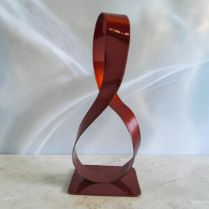 Sculpture Mobius abstraite en acier cuivre 24 cm – création artisanale contemporaine NaguraDesign