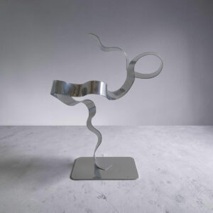 Sculpture ruban abstraite en acier chrome 30 cm – création artisanale contemporaine NaguraDesign