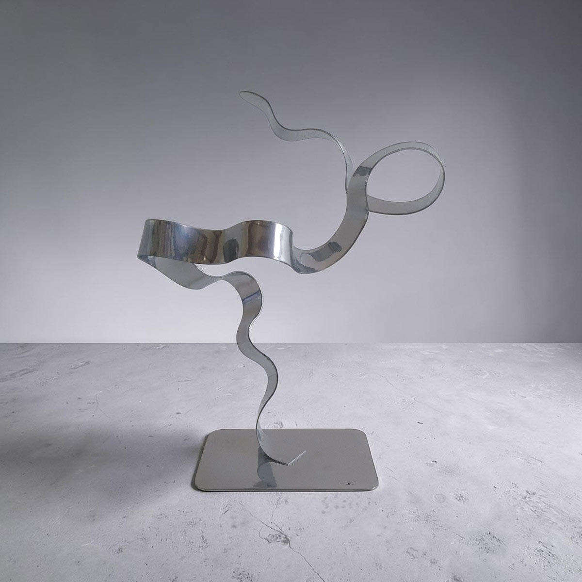 Sculpture ruban abstraite en acier chrome 30 cm – création artisanale contemporaine NaguraDesign