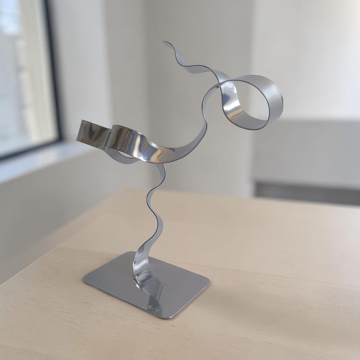 Sculpture ruban abstraite en acier chrome 30 cm – création artisanale contemporaine NaguraDesign angle