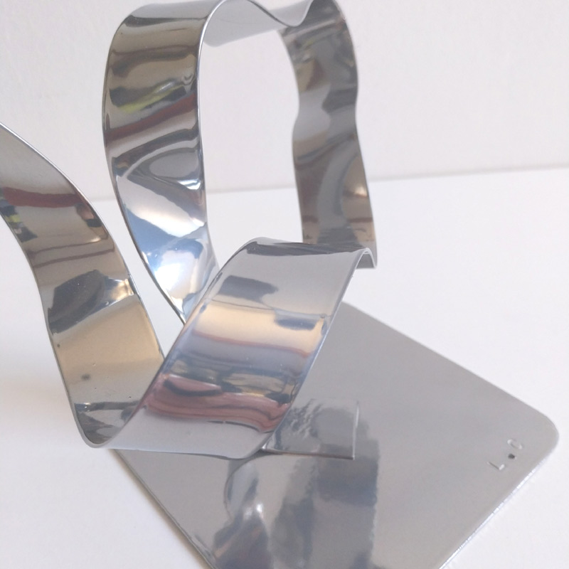 Sculpture ruban abstraite en acier chrome 30 cm – création artisanale contemporaine NaguraDesign détail