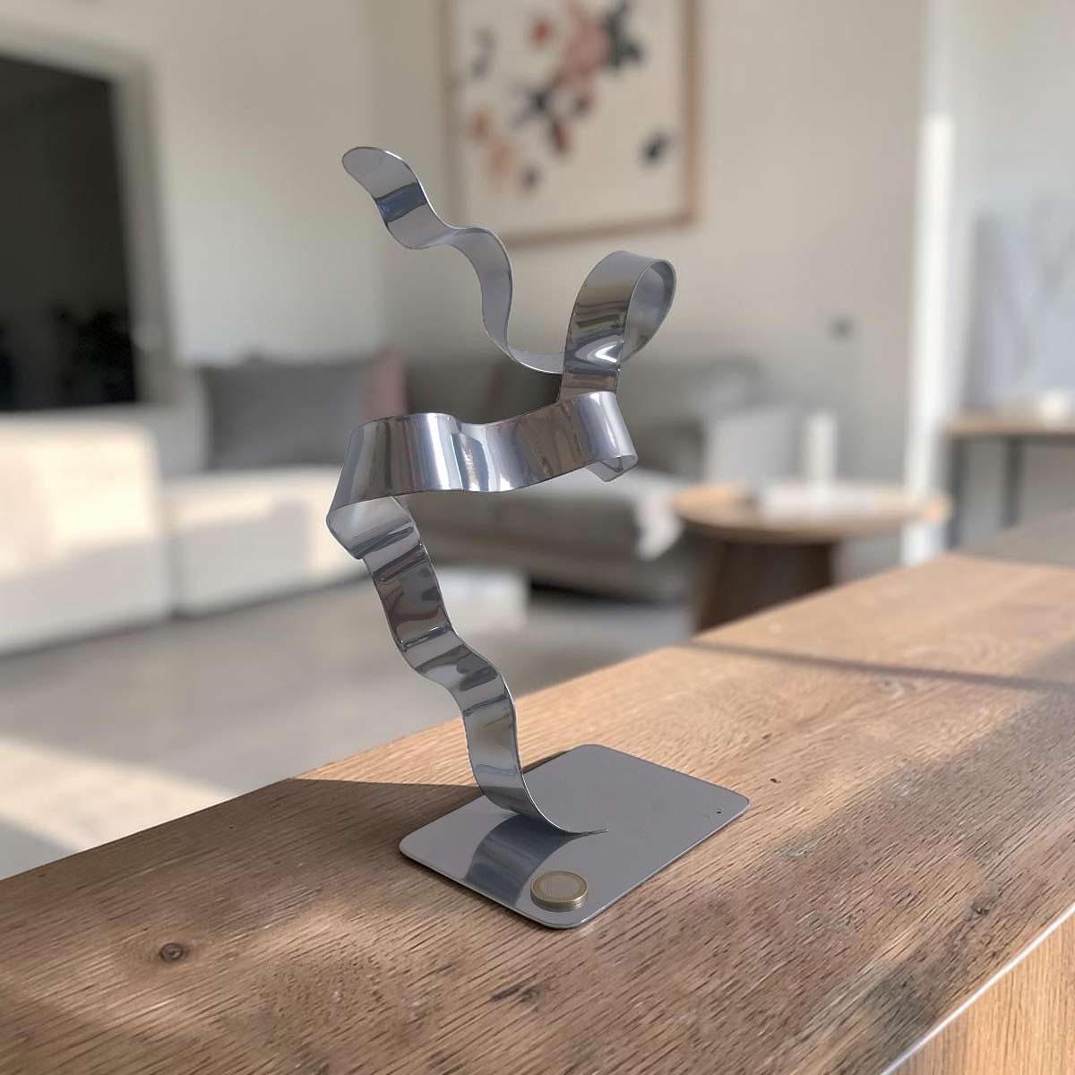 Sculpture ruban abstraite en acier chrome 30 cm – création artisanale contemporaine NaguraDesign échalle