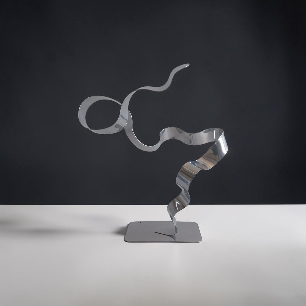 Sculpture ruban abstraite en acier chrome 30 cm – création artisanale contemporaine NaguraDesign face