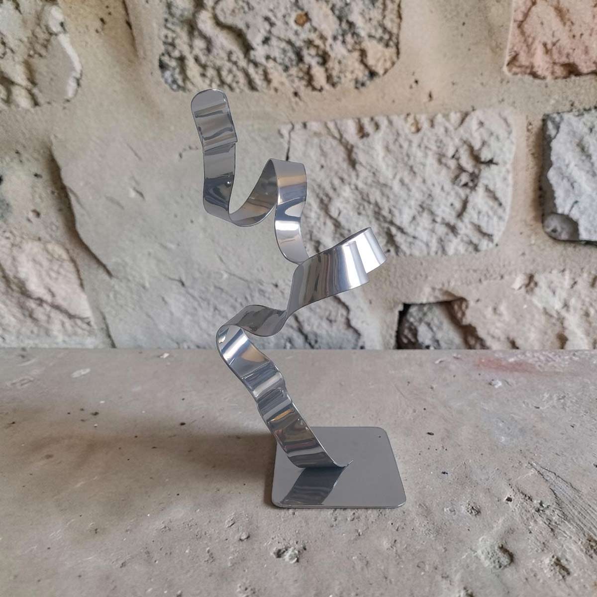Sculpture ruban abstraite en acier chrome 30 cm – création artisanale contemporaine NaguraDesign profil