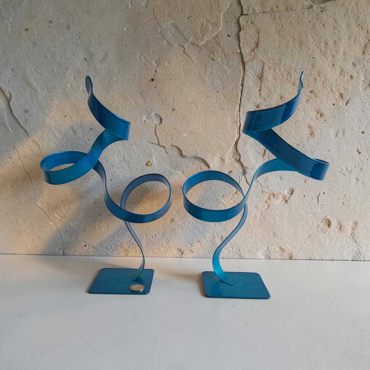 Paire de sculptures en métal bleu turquoise 38 cm réalisée artisanalement par NaguraDesign échelle