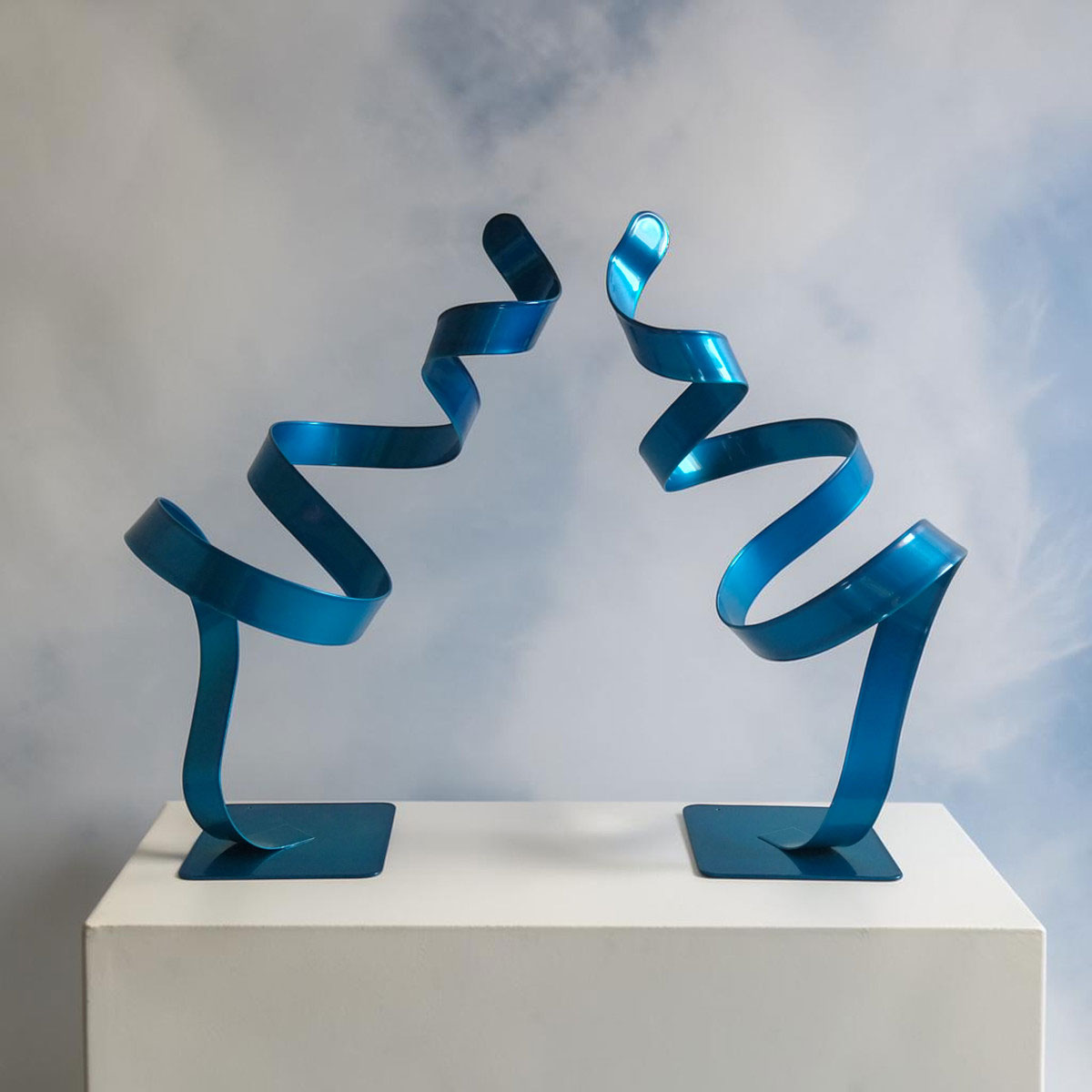 Paire de sculptures en métal bleu turquoise 38 cm réalisée artisanalement par NaguraDesign face