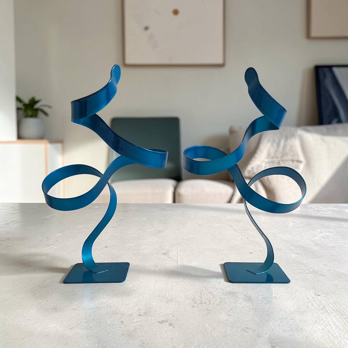 Paire de sculptures en métal bleu turquoise 38 cm réalisée artisanalement par NaguraDesign situation