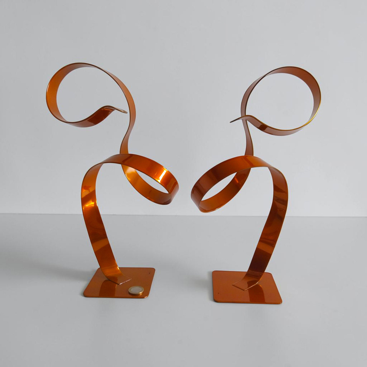 Paire de sculptures en métal orange 34 cm réalisée artisanalement par NaguraDesign échelle