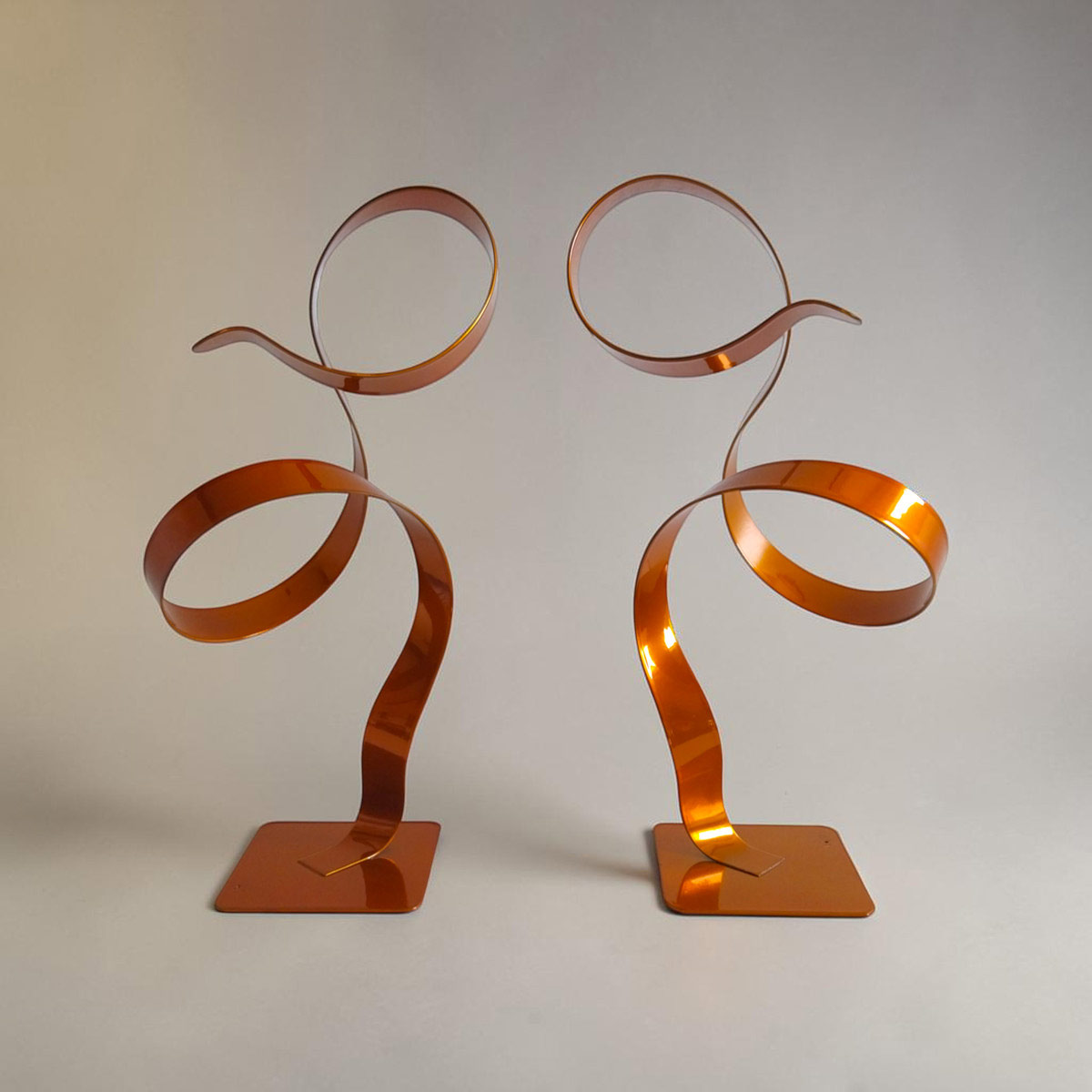 Paire de sculptures en métal orange 34 cm réalisée artisanalement par NaguraDesign face