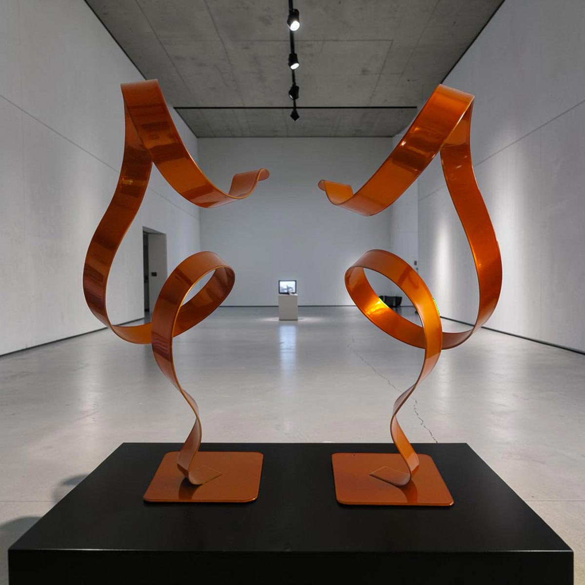 Paire de sculptures en métal orange 34 cm réalisée artisanalement par NaguraDesign profil