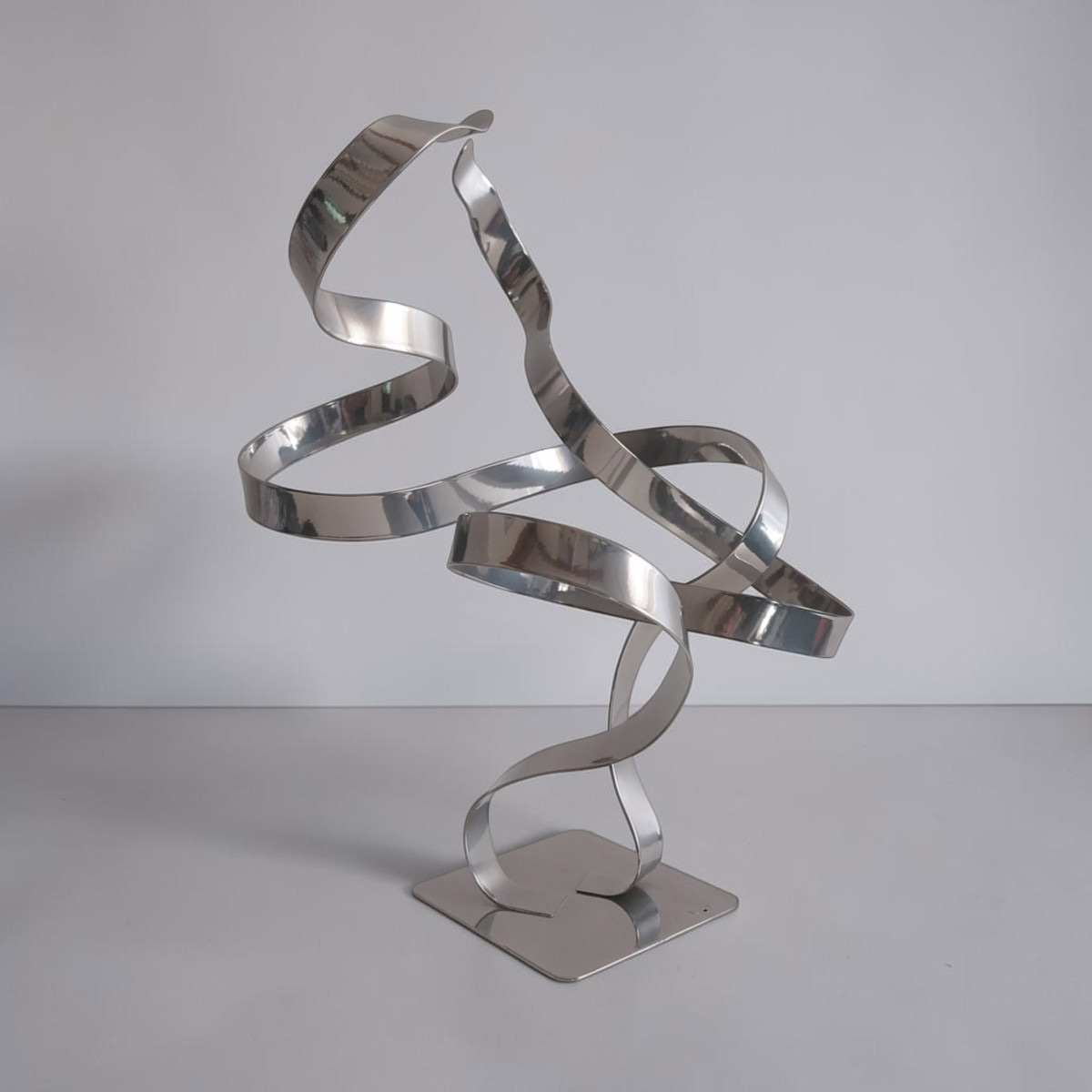 Sculpture double ruban en métal chrome 34 cm réalisée artisanalement par NaguraDesign angle
