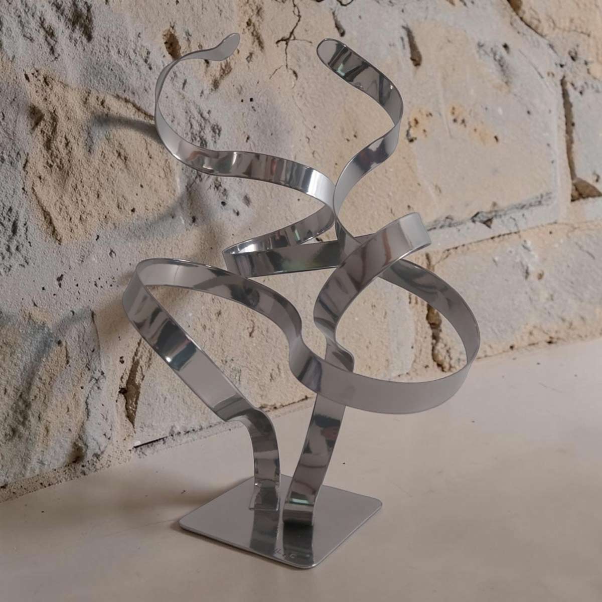 Sculpture double ruban en métal chrome 34 cm réalisée artisanalement par NaguraDesign décor