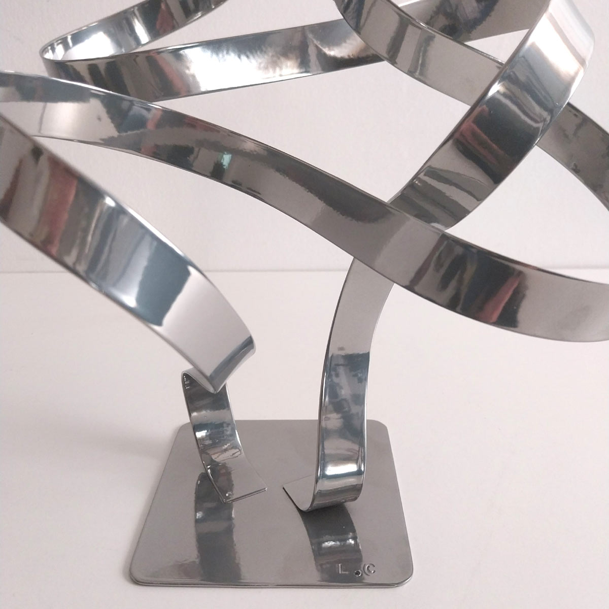 Sculpture double ruban en métal chrome 34 cm réalisée artisanalement par NaguraDesign détail