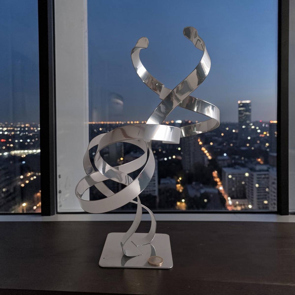 Sculpture double ruban en métal chrome 34 cm réalisée artisanalement par NaguraDesign échelle