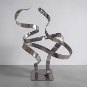 Sculpture double ruban en métal chrome 34 cm réalisée artisanalement par NaguraDesign face