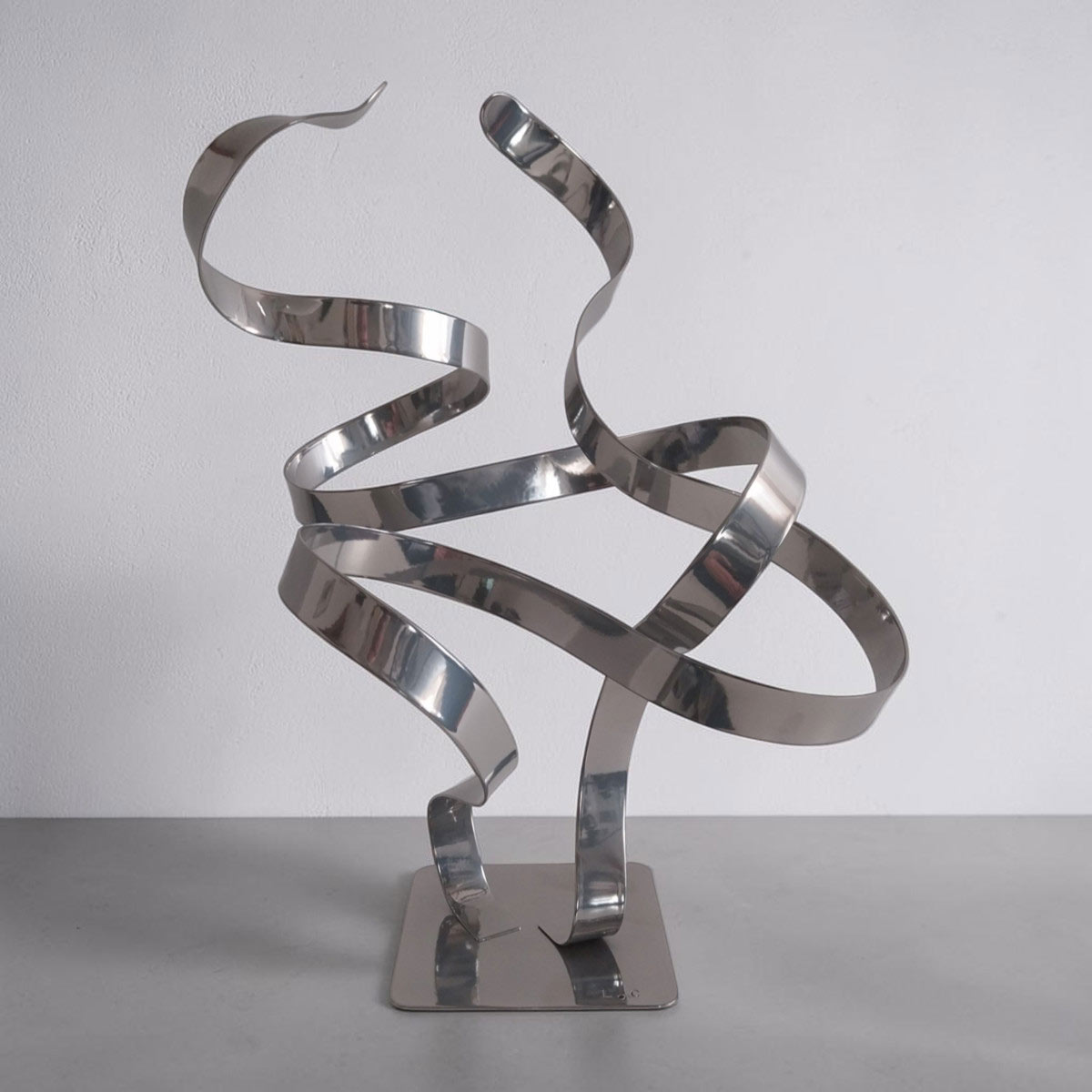 Sculpture double ruban en métal chrome 34 cm réalisée artisanalement par NaguraDesign face