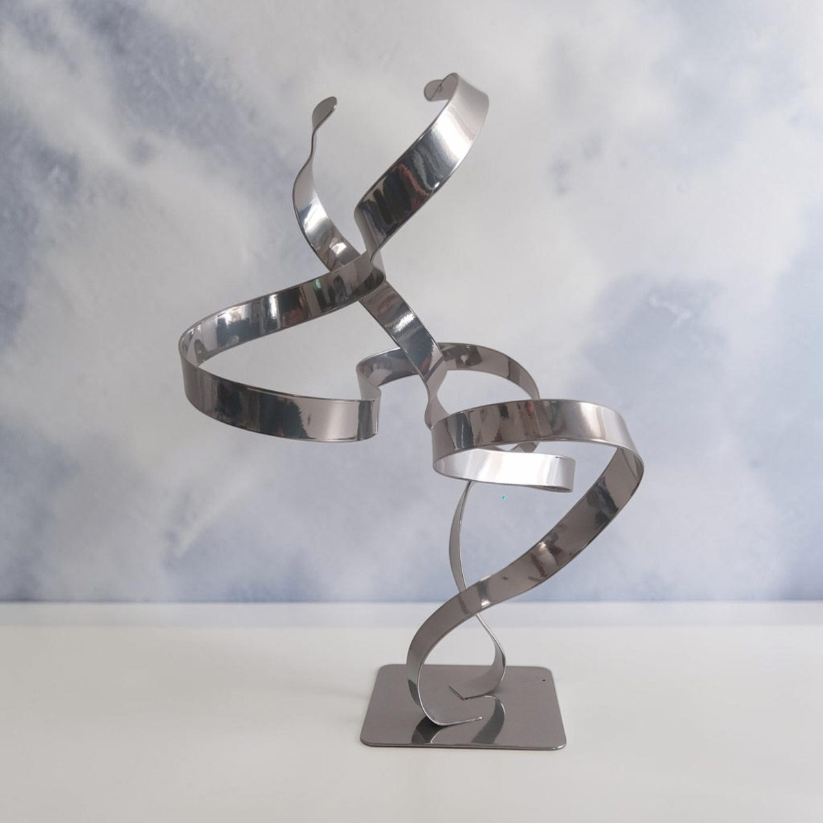 Sculpture double ruban en métal chrome 34 cm réalisée artisanalement par NaguraDesign profil