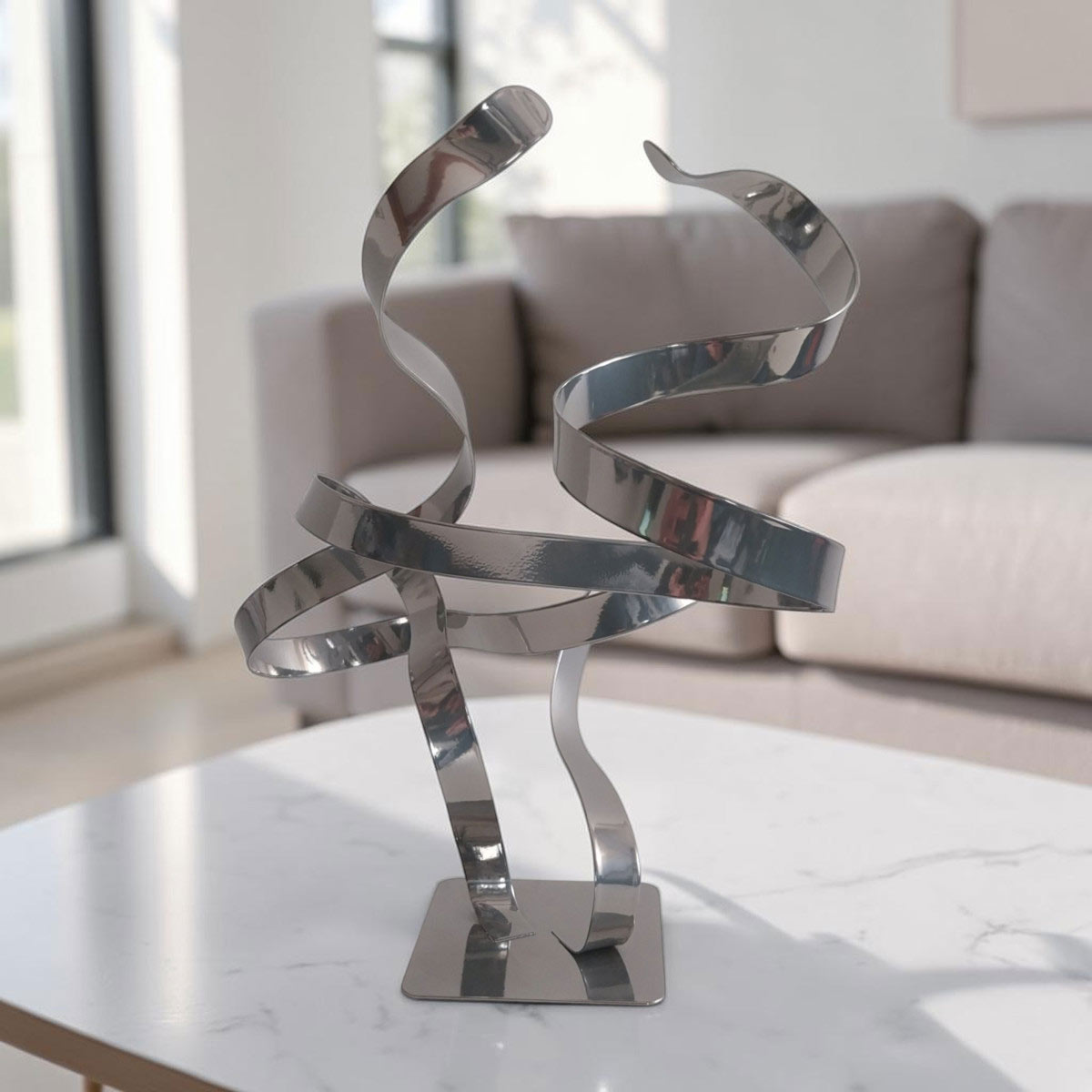 Sculpture double ruban en métal chrome 34 cm réalisée artisanalement par NaguraDesign situation