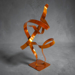 Sculpture double ruban en métal orange 37 cm réalisée artisanalement par NaguraDesign