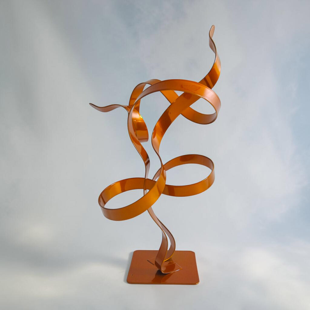 Sculpture double ruban en métal orange 37 cm réalisée artisanalement par NaguraDesign profil