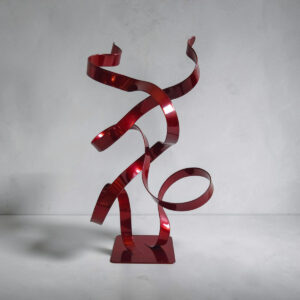Sculpture double ruban en métal rouge 37 cm réalisée artisanalement par NaguraDesign