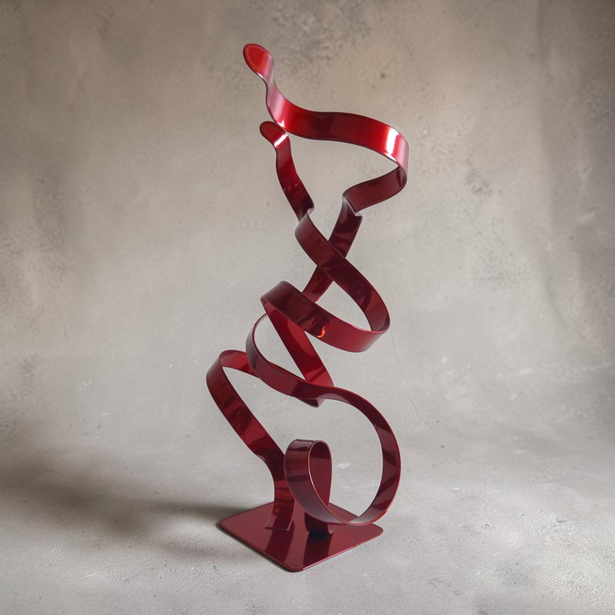 Sculpture double ruban en métal rouge 37 cm réalisée artisanalement par NaguraDesign angle