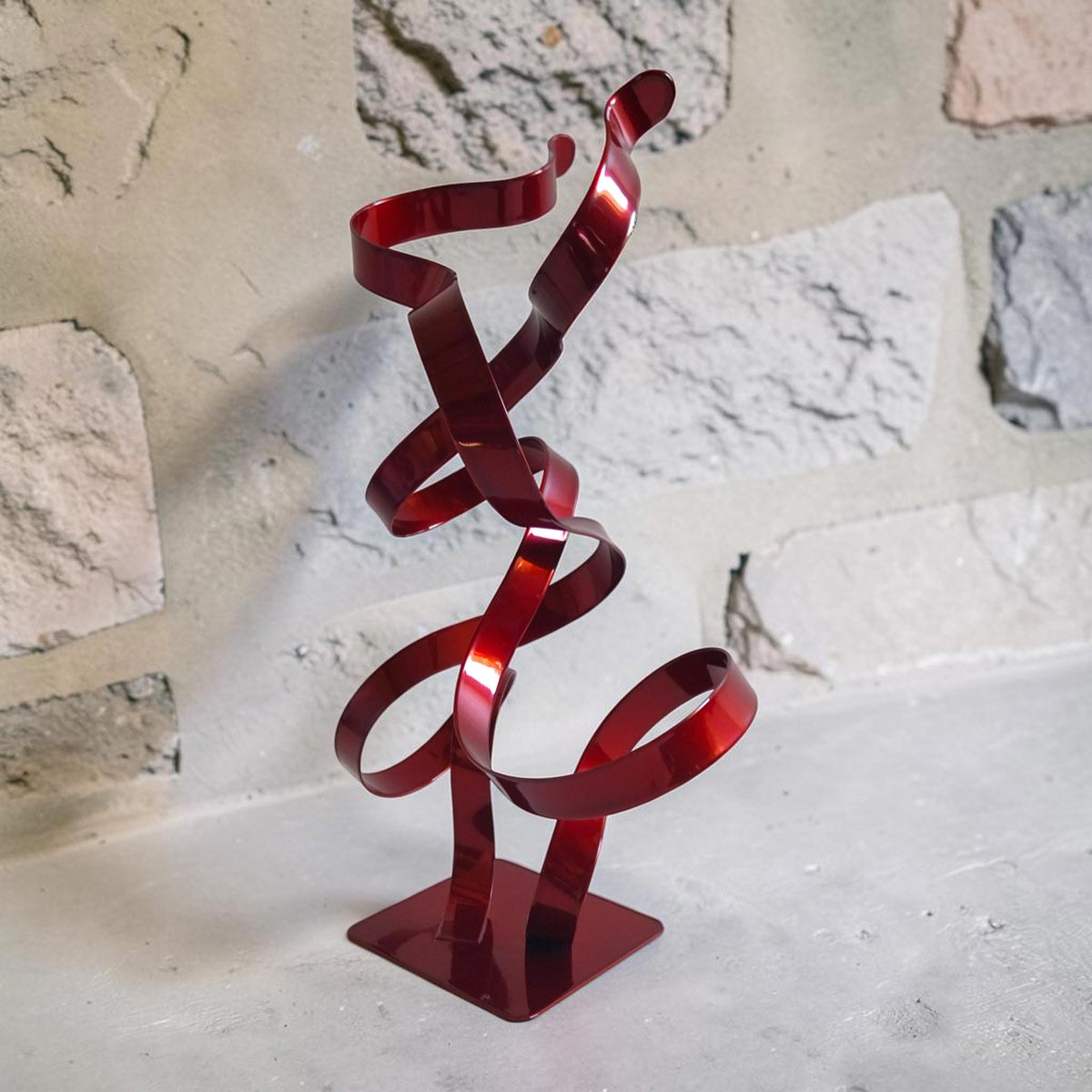 Sculpture double ruban en métal rouge 37 cm réalisée artisanalement par NaguraDesign décor