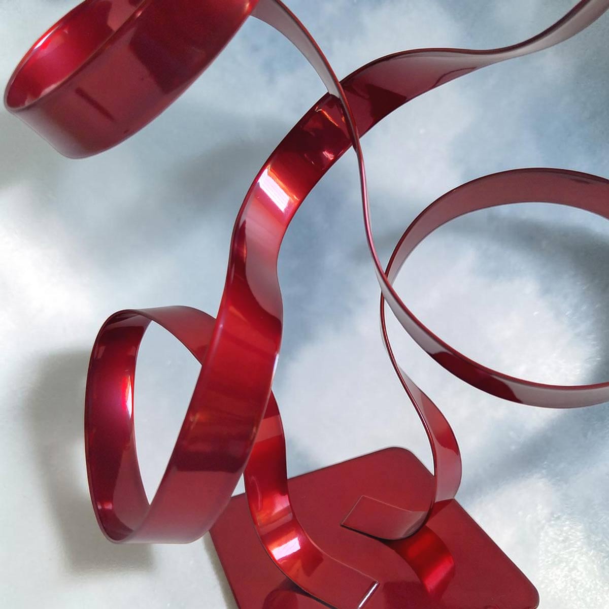 Sculpture double ruban en métal rouge 37 cm réalisée artisanalement par NaguraDesign détail