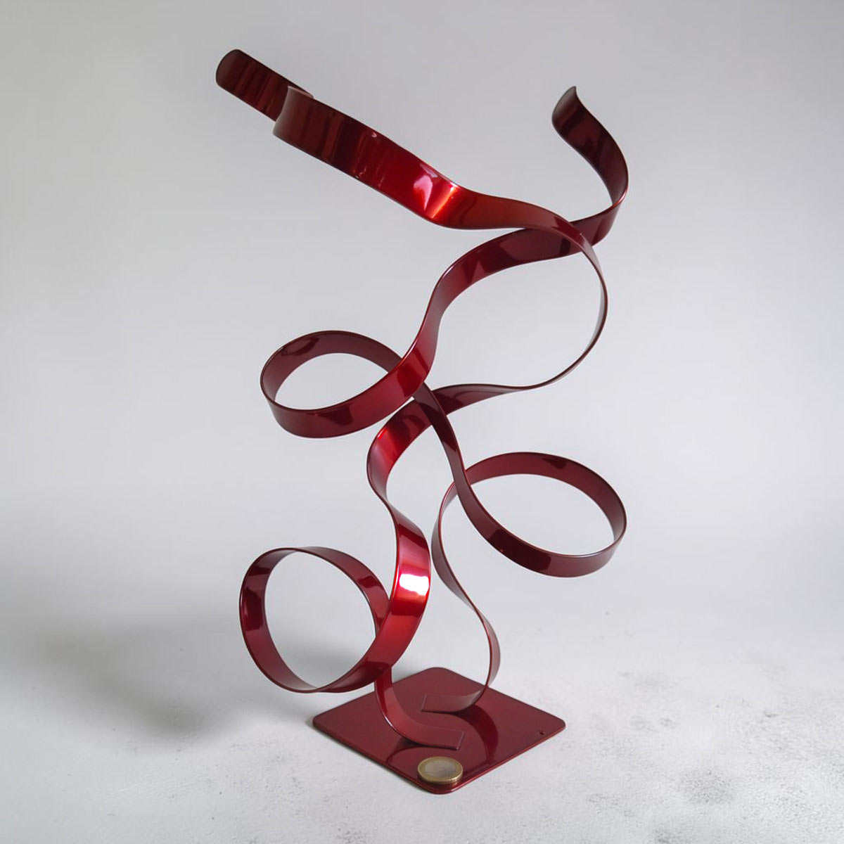 Sculpture double ruban en métal rouge 37 cm réalisée artisanalement par NaguraDesign échelle