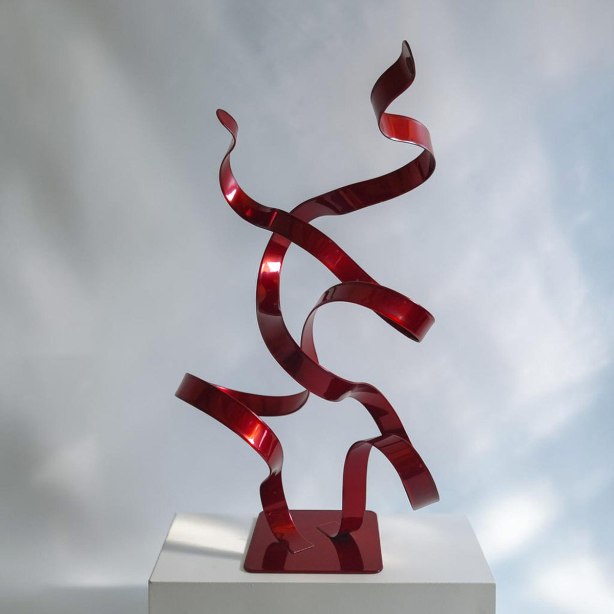 Sculpture double ruban en métal rouge 37 cm réalisée artisanalement par NaguraDesign face